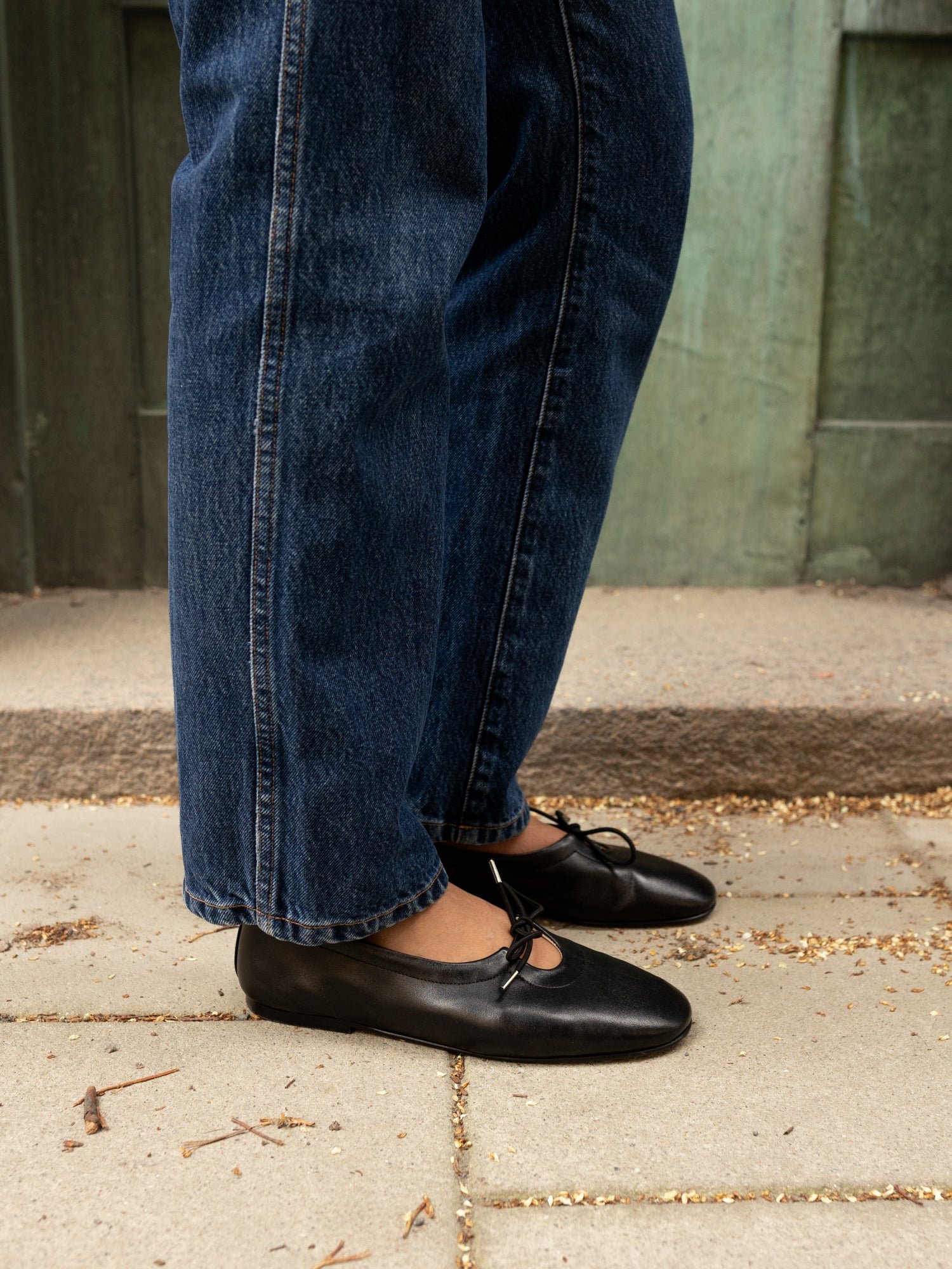 THE SOPHIE BLACK LEATHER BALLET FLATS - Image 5