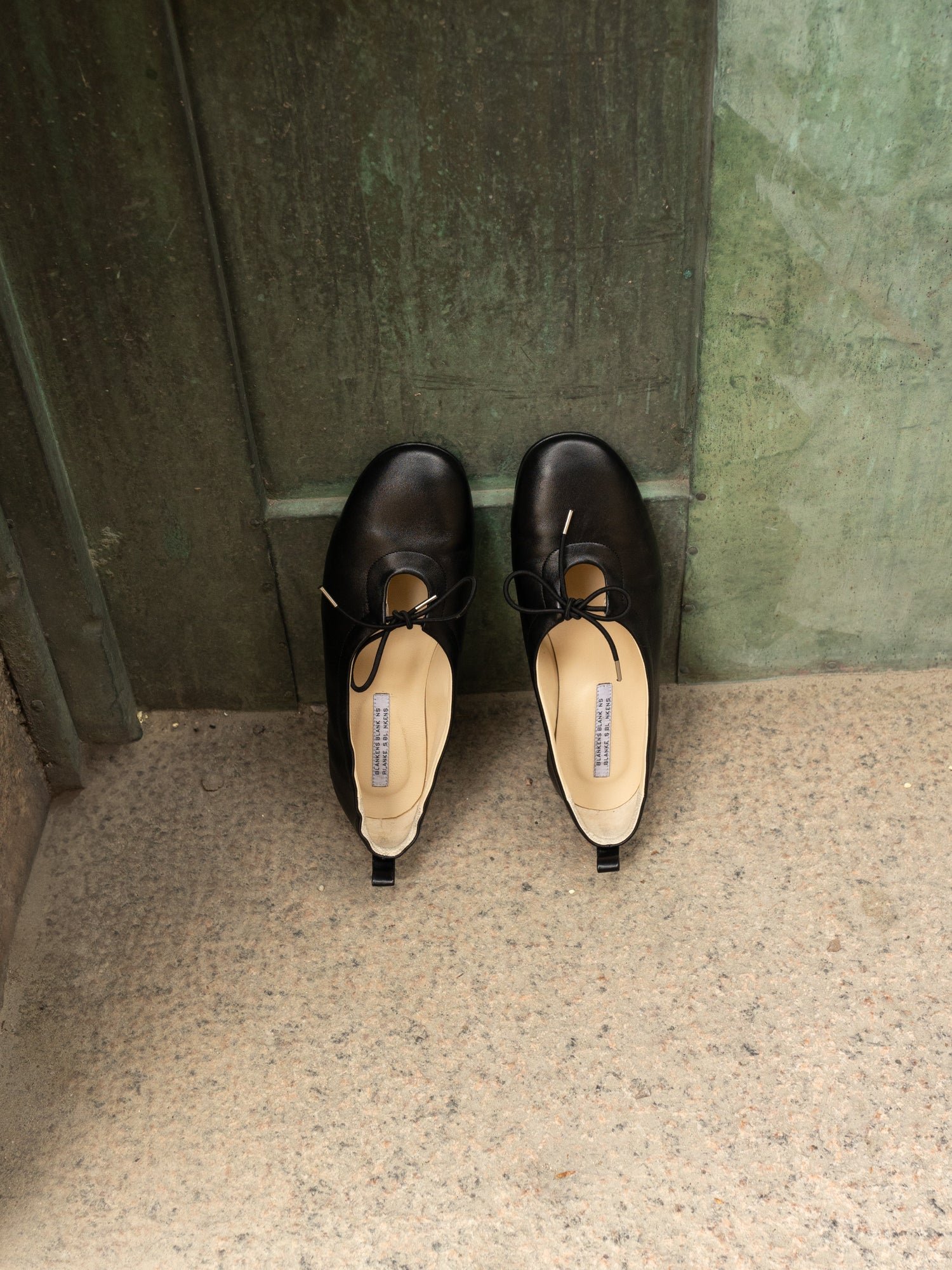 THE SOPHIE BLACK LEATHER BALLET FLATS - Image 10